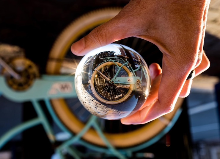Mechanische Uhr mit gereinigtem Zifferblatt und frisch ausgerichteten Zeigern
